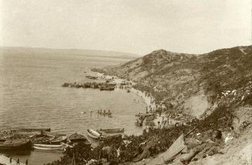 Landing troops at Gaba Tepe, Gallipoli (ANZAC Cove) 25 April 1915